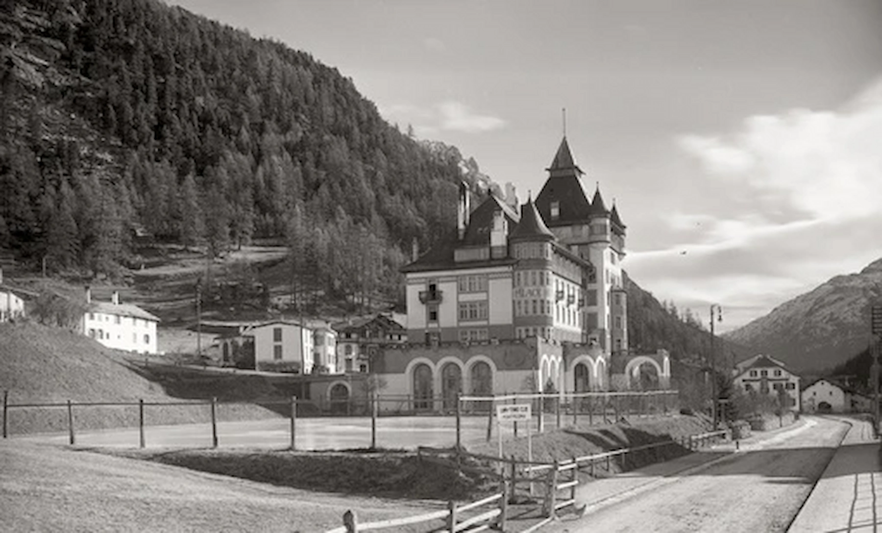 Pontresina: Un Capolavoro Geografico tra Ghiacciai e Valli Pontresina: Un Viaggio nel Tempo tra Storia e Leggende Alpine